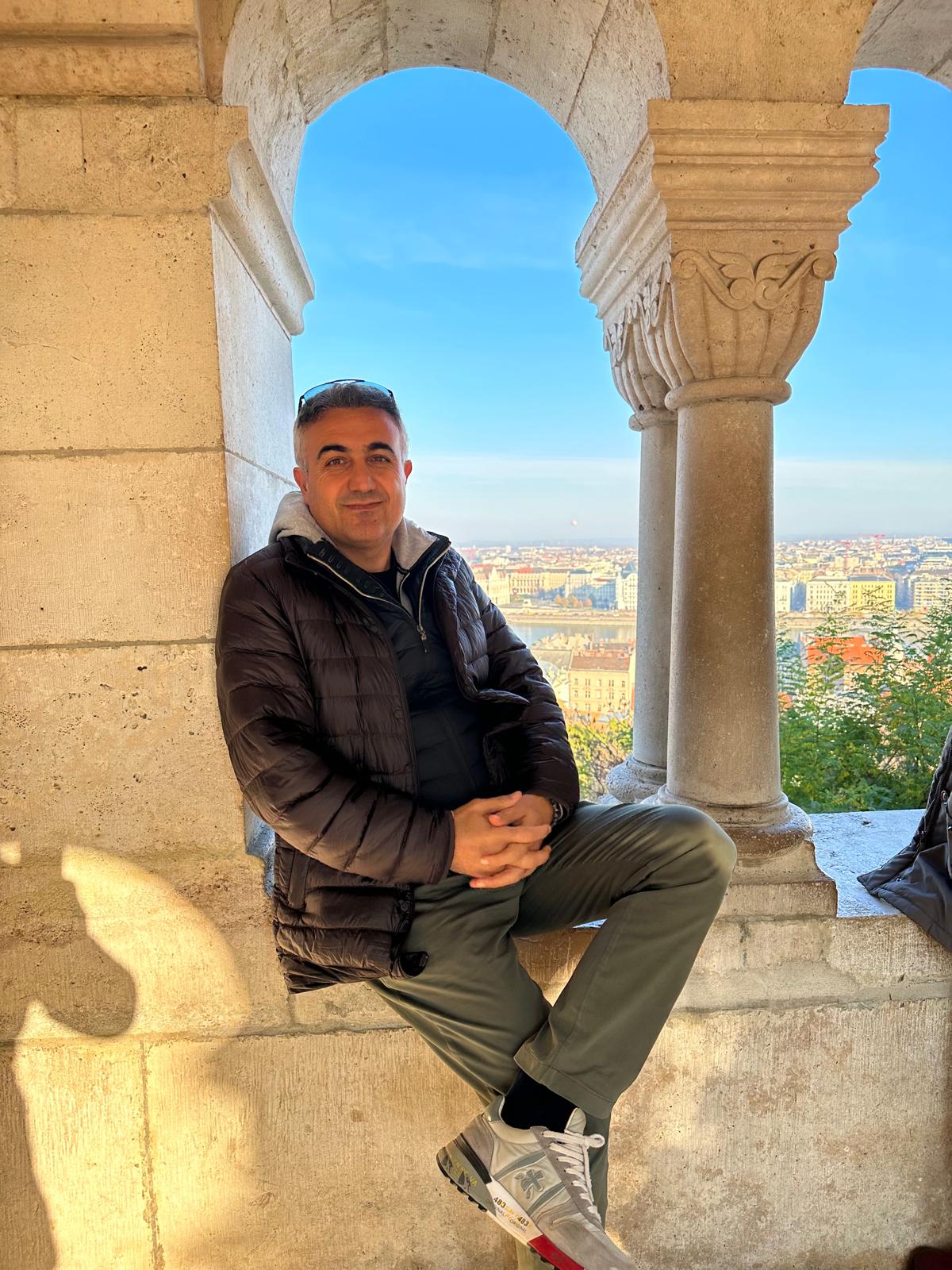 Kenan Kaffar, donmuş göl üzerinde — kış manzarası