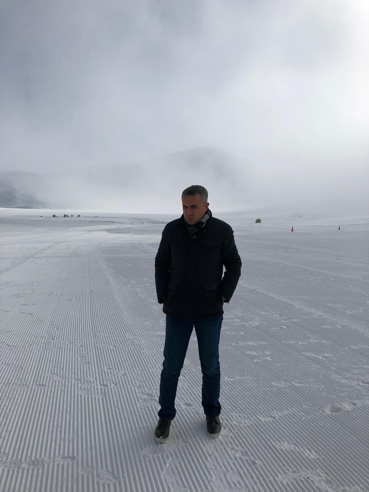 Kenan Kaffar — kar manzarasında portre