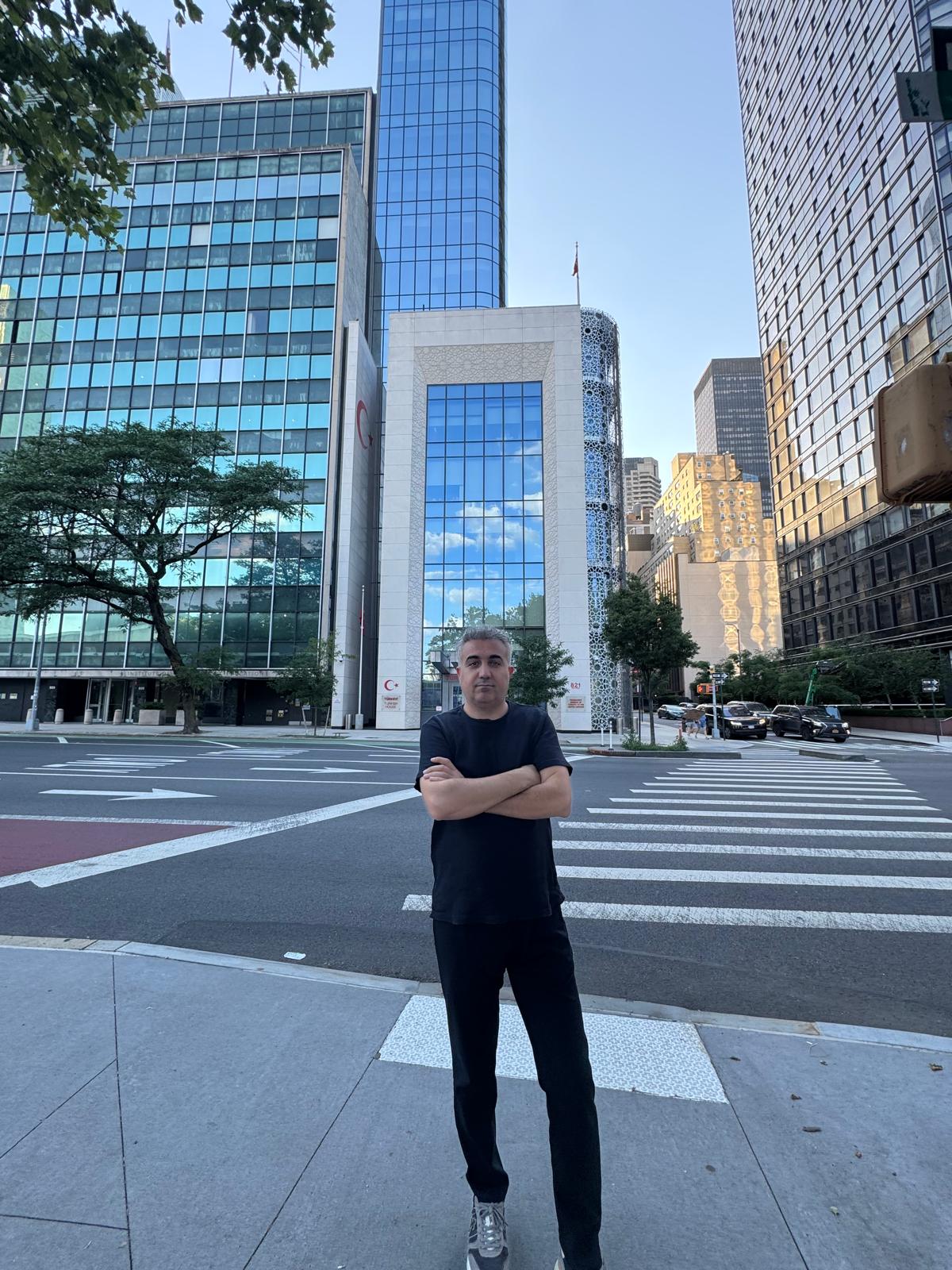 Kenan Kaffar, New York'ta Türkevi (Turkish House) önünde